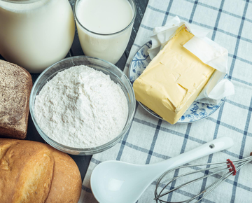 Дрожжевое тесто на молоке: почему лучше воды? Процесс приготовления