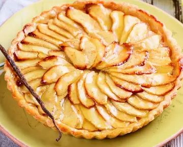 Пирог яблочный с изюмом и корицей