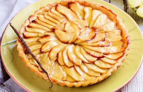 Пирог яблочный с изюмом и корицей - рецепт