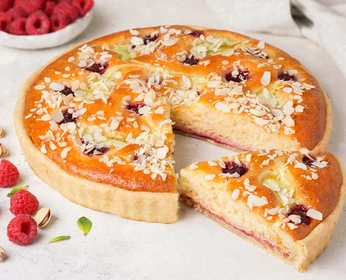 Пирог с малиной и фисташкой 