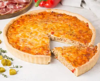 Пирог мясной с соусом барбекю 