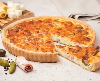 Пирог с грудинкой, картофелем и солеными огурцами