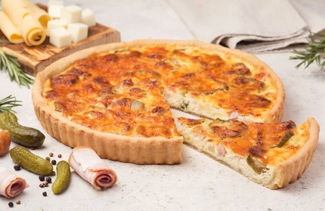 Пирог с грудинкой, картофелем и солеными огурцами