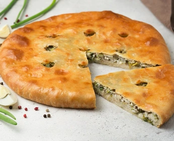 Осетинский пирог с зеленым луком и яйцом