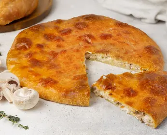 Осетинский пирог с копченой  курицей  и шампиньонами