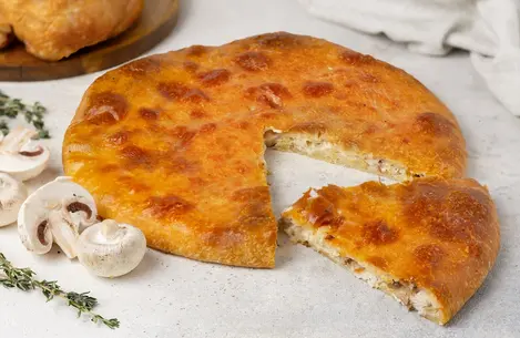 Осетинский пирог с копченой  курицей  и шампиньонами