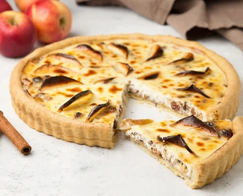 Пирог яблочный с изюмом и корицей