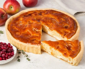 Пирог с яблоком и брусникой 