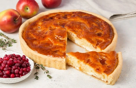 Пирог с яблоком и брусникой