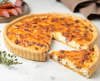 Пирог с картофелем и охотничьими колбасками