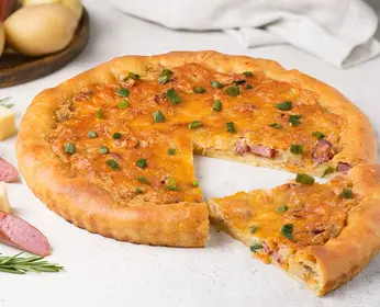Пирог-пицца с картофелем и охотничьими колбасками