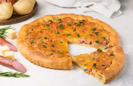 Пирог-пицца с картофелем и охотничьими колбасками