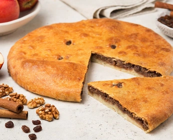 Осетинский пирог с яблоком, изюмом и грецкими орехами