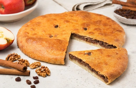 Осетинский пирог с яблоком, изюмом и грецкими орехами