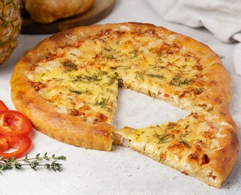 Пирог-пицца с копченной курицей и ананасами 