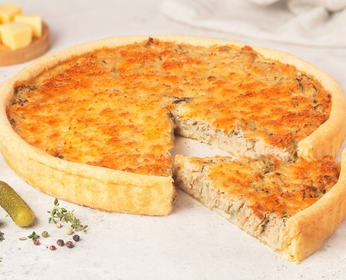 Пирог с мясом и соленым огурцом 