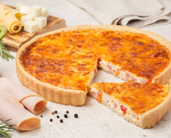 Пирог с ветчиной , сладким перцем и сыром 