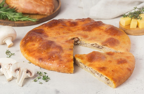 Осетинский пирог с курицей, грибами и сыром