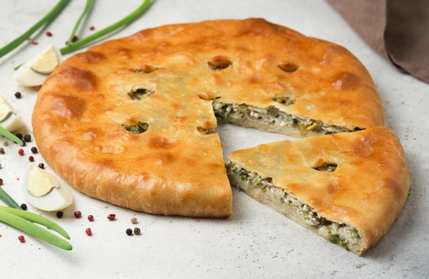 Осетинский пирог с зеленым луком и яйцом