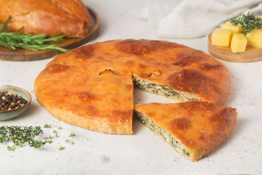 Осетинский пирог с курицей, укропом и сыром
